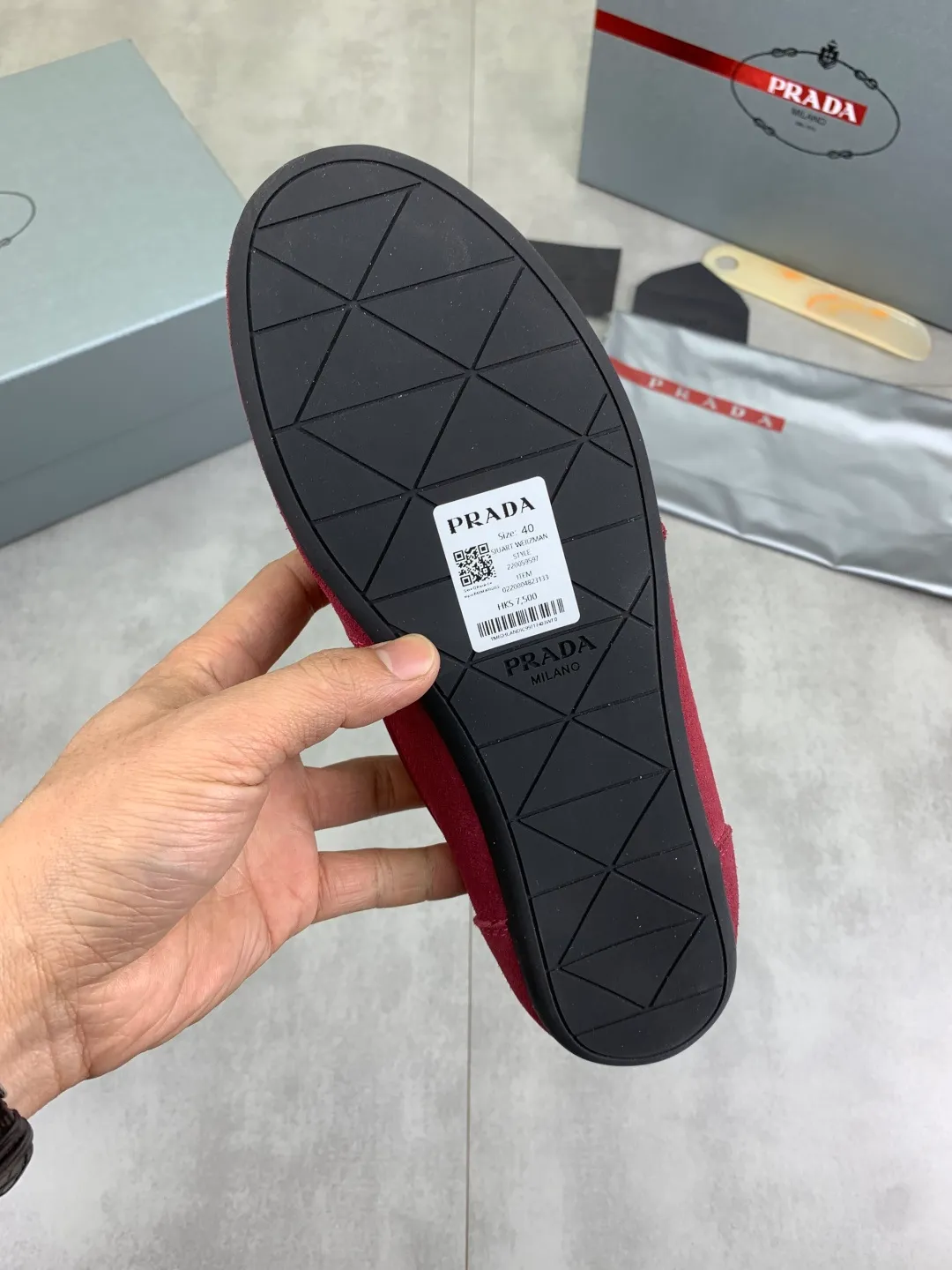 Men's shoes 💰P500💰【New style】hot style is on the official website, 🆘 Trendy brand (Prada) mainly promotes hot style, avant-garde and versatile fashion men's shoes private version mold opening, cowhide surface splicing 1:1 replica... fashionable and simple, original imported cowhide lining cowhide feet; the atmosphere and personality are more fashionable, eye-catching and pursuing class. It will subvert the old idea and be a must-have for fashion trendsetters with you! Must keep it for yourself! Tall and comfortable, large and low, high-end quality workmanship. Size: 38-44; 6️⃣colors available.